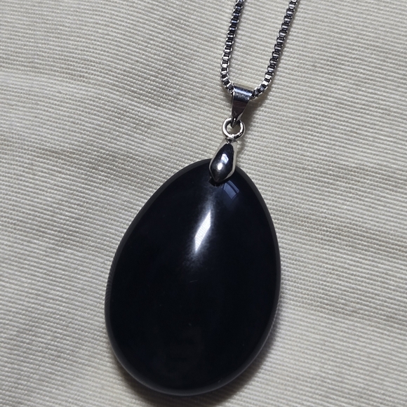 Vintage Black Pendant Necklace On 18" Silver Chain - Picture 1 of 3